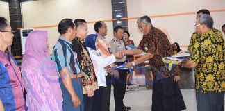 Jarot Serahkan DIPA TA 2017 ke SKPD