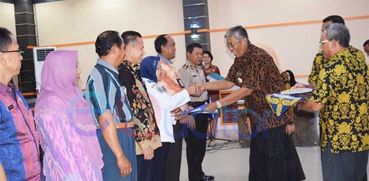 Jarot Serahkan DIPA TA 2017 ke SKPD