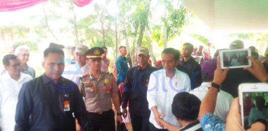 Resmikan PLBN Entikong dan Serahkan Sertifikat
