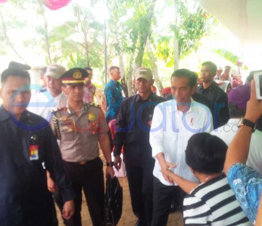 Resmikan PLBN Entikong dan Serahkan Sertifikat