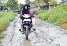 Jalan Akses ke Sekolah Bak Kubangan Lumpur