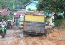 Lubang Sedalam Satu Meter di Jalan Menuju Kota Baru