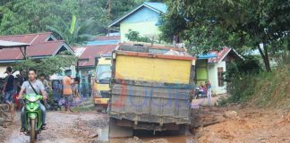 Lubang Sedalam Satu Meter di Jalan Menuju Kota Baru