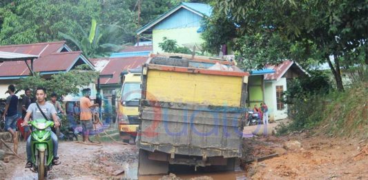 Lubang Sedalam Satu Meter di Jalan Menuju Kota Baru