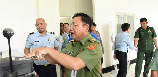 Gubernur Cornelis Puji Bangunan PLBN Entikong