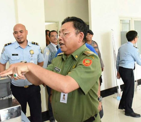 Gubernur Cornelis Puji Bangunan PLBN Entikong