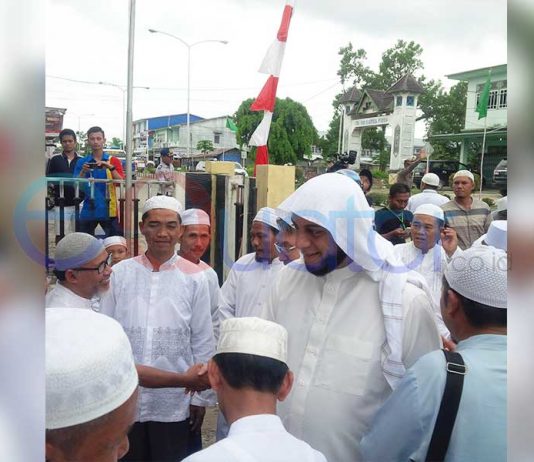 Syech Ali Jaber Beri Ceramah di Tabligh Akbar di Melawi