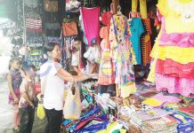 Jelang Natal Dan Tahun Baru di Putussibau, Pedagang Mengeluh Sepi Pembeli