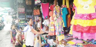 Jelang Natal Dan Tahun Baru di Putussibau, Pedagang Mengeluh Sepi Pembeli