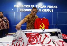 Enam Bulan Jualan, Kaos Palu Arit Laku 50 Buah