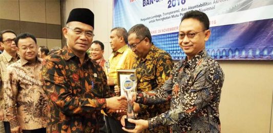 Dukung Akreditasi Sekolah, Sutarmidji Raih SaMA Award