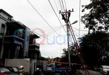 Angin Kencang di Jalan Uray Bawadi, Atap Berterbangan, Kabel Listrik Putus