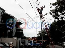 Angin Kencang di Jalan Uray Bawadi, Atap Berterbangan, Kabel Listrik Putus
