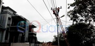 Angin Kencang di Jalan Uray Bawadi, Atap Berterbangan, Kabel Listrik Putus