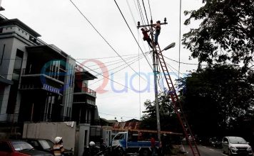 Angin Kencang di Jalan Uray Bawadi, Atap Berterbangan, Kabel Listrik Putus