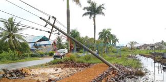 Hujan Disertai Angin Kencang, 3 Tiang Listrik dan 1 Gardu Roboh