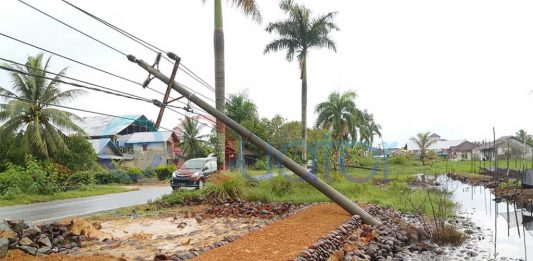 Hujan Disertai Angin Kencang, 3 Tiang Listrik dan 1 Gardu Roboh