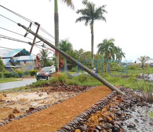 Hujan Disertai Angin Kencang, 3 Tiang Listrik dan 1 Gardu Roboh