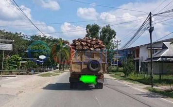 Truk Tanpa Pengaman Resahkan Pengendara