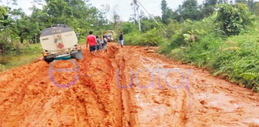 Warga Teriak, Jalan Poros Berlumpur dan Berlubang