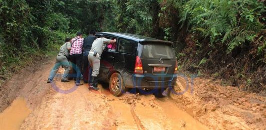 Amburadulnya Akses Jalan Sayan-Kota Baru
