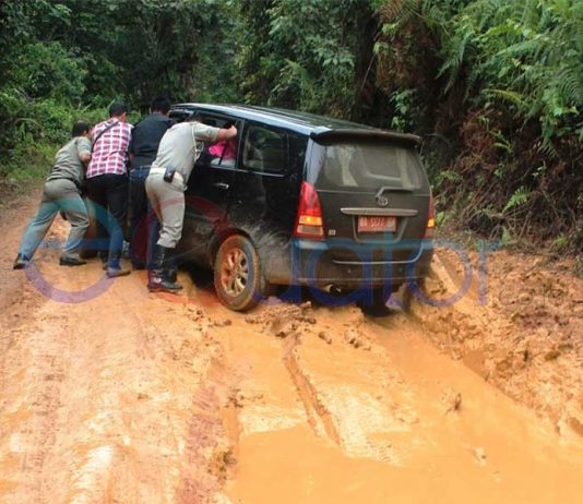 Amburadulnya Akses Jalan Sayan-Kota Baru