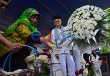 Istri dr. Buchary A Rahman, Ny. Sri Astuti Buchary menaburkan bunga di atas makam suaminya