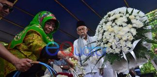 Istri dr. Buchary A Rahman, Ny. Sri Astuti Buchary menaburkan bunga di atas makam suaminya