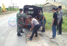 Polisi dan TNI Tambal Jalan Berlobang