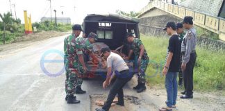 Polisi dan TNI Tambal Jalan Berlobang