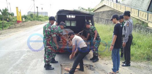Polisi dan TNI Tambal Jalan Berlobang