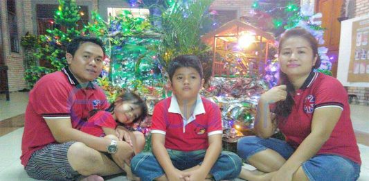 Berbusana Sarimbit Rayakan Natal, Kompak, Harmonis dan Romantis