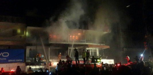 Main Kembang Api di Tahun Ayam Api, 6 Ruko Dilahap Api