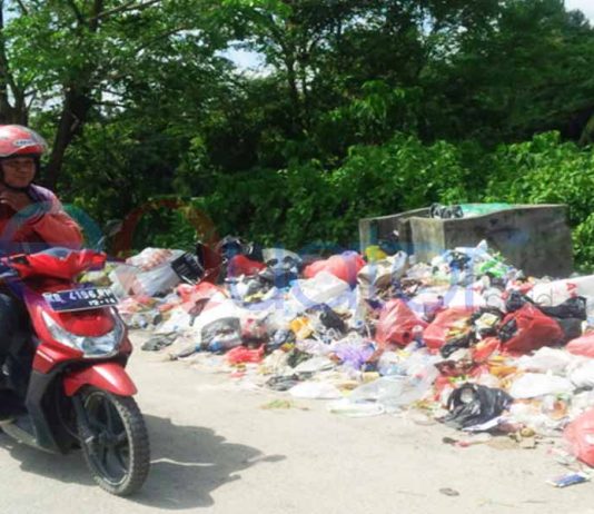 Tak Bayar Utang BBM, Truk Sampah Ditahan