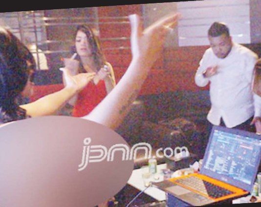 Tarif DJ Topless Disesuaikan Ukuran