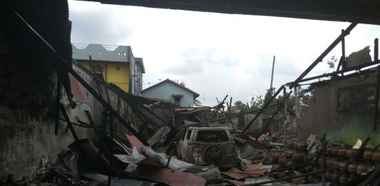 Mobil dan Motor Milik Tukang Bakso Hangus