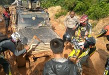 Kapolres Sekadau Mandi Lumpur