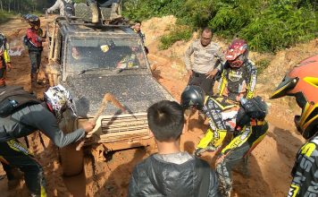 Kapolres Sekadau Mandi Lumpur