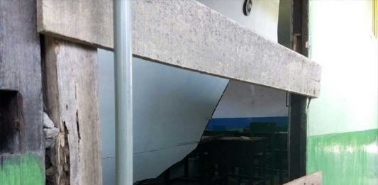 Langit-langit Runtuh Siswa Berhamburan