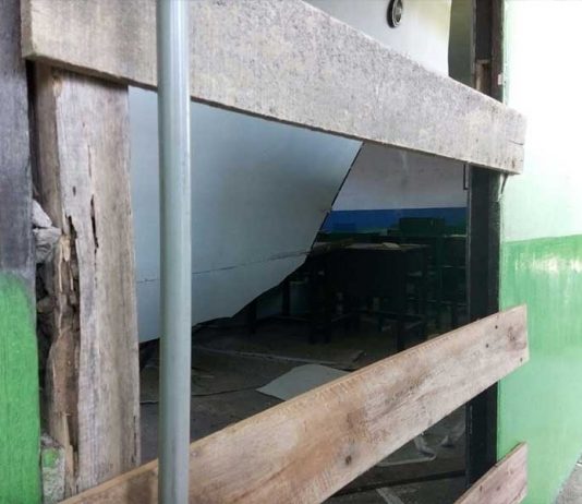 Langit-langit Runtuh Siswa Berhamburan