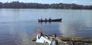 BREAKING NEWS: Tak Cukup Dicuci, Seunit Mobil di Sanggau Pengen Berenang di Sungai Kapuas