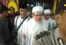 Umat Islam Kawal Kedatangan Wasekjen MUI di Sintang