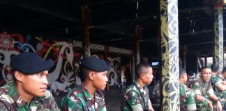 Rumah Betang Dijaga Pasukan TNI Bersenjata