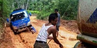 Jalan Provinsi Sayan-Tanah Pinoh Berlumpur