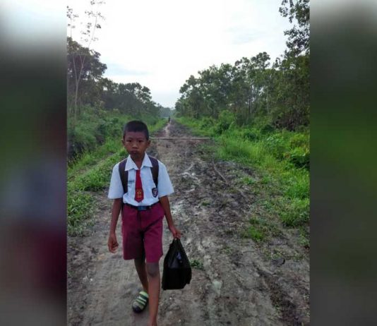 Setiap Hari Berjalan Tujuh Kilometer Sambil Jualan Molen