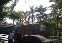 Aduh, Truk Fuso Ancam Kabel Listrik