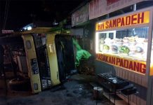 Terbalik Depan Rumah Makan