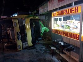 Terbalik Depan Rumah Makan