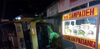 Terbalik Depan Rumah Makan