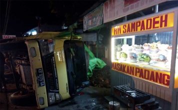 Terbalik Depan Rumah Makan